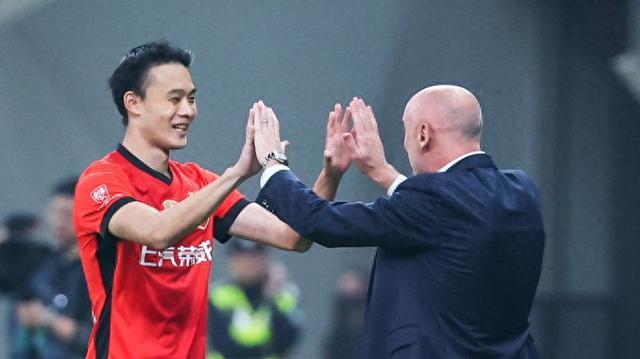 乐鱼在线登录-进攻万花筒、防守万人捅？上海海港4比2云南玉昆，又一场典型的穆式胜利！