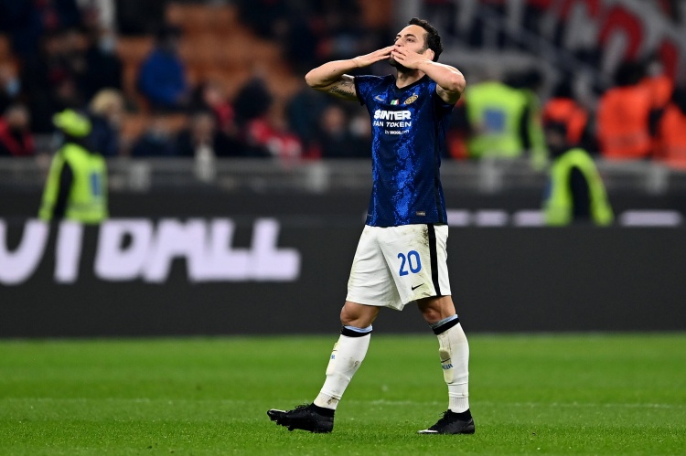 乐鱼电竞-记者：恰尔汗奥卢小腿肌肉疲劳，情况似乎不严重但俱乐部保持谨慎